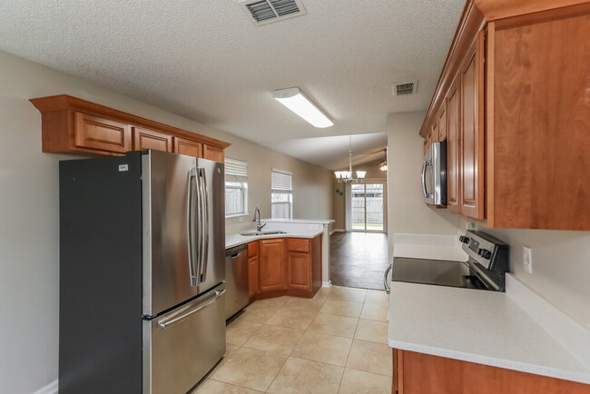 Building Photo - 3233 Chantilly Ct