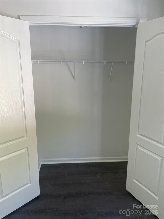 Foto del edificio - 242 Amir Cir