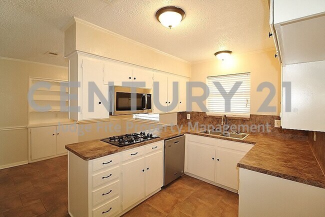 Building Photo - Wonderful 4/2/2 Nestled on Nicely Landscap...