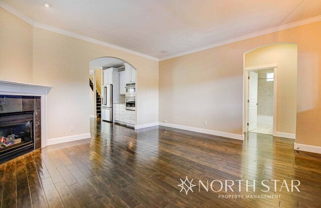 Building Photo - Stunning 3 bed/3 bath in Summit West