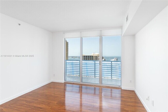 Foto del edificio - 335 S Biscayne Blvd