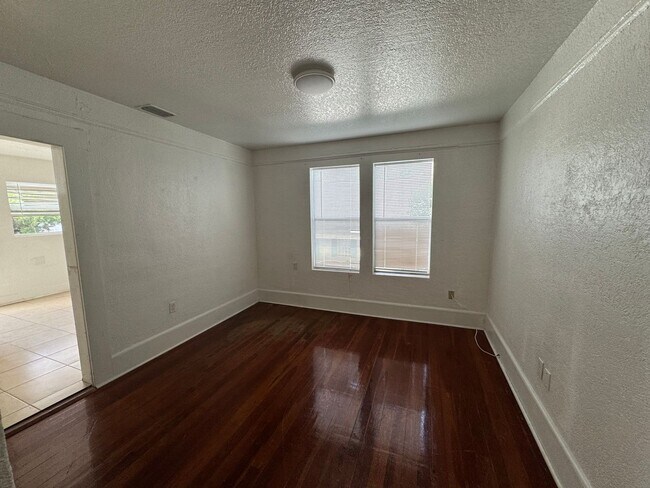 Building Photo - 434 E Tillman Ave