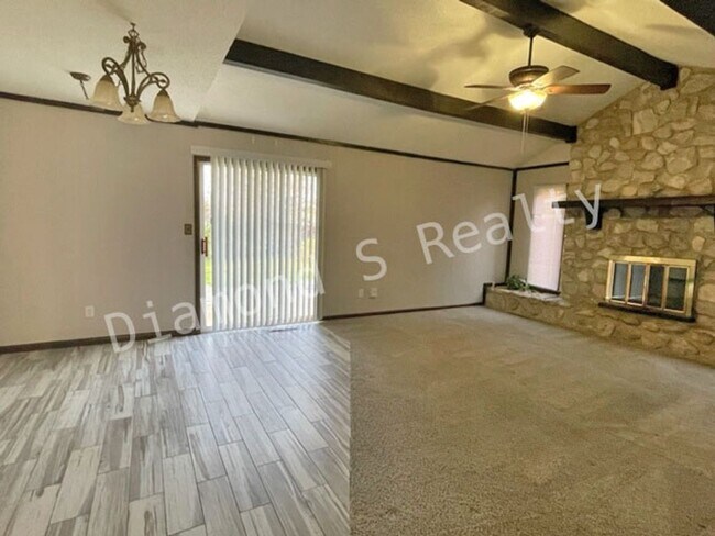 Foto del edificio - Charming 3 Bedroom Home Available Early July!