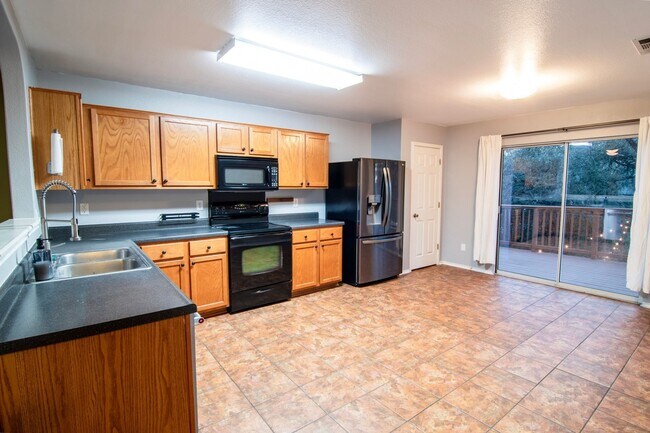 Foto del edificio - Charming 4BR House in Universal City