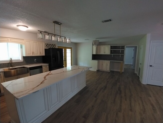 Building Photo - 413 Parkview Ave