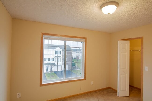 Building Photo - Hugo 2 Bed/2 Bath Water's Edge Townhome - ...
