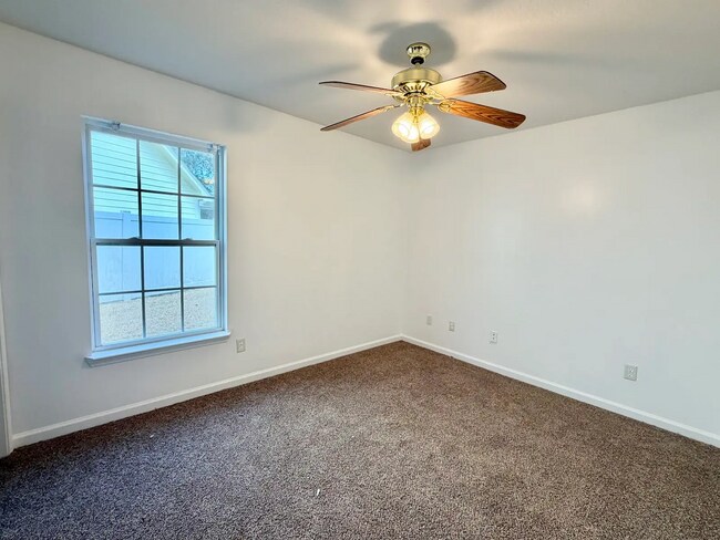 Foto del edificio - Spacious 5-bedroom, 3-bath home!