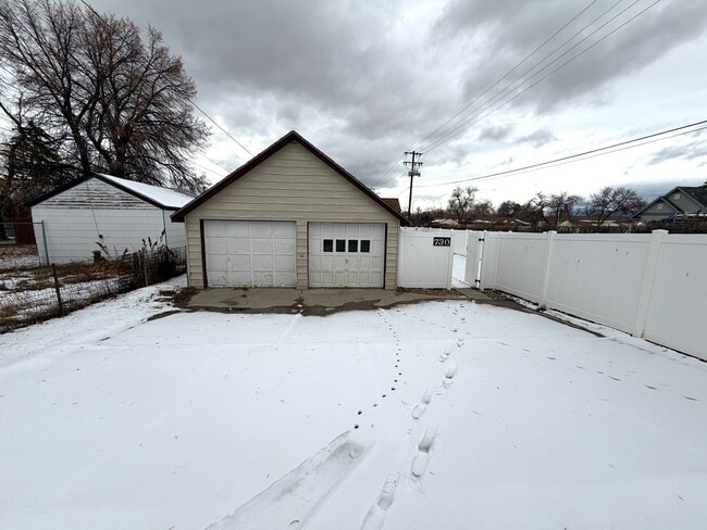 Building Photo - Charming 3 Bed 1 Bath Single Family Home W/ Fully Fenced Yard and Garage!