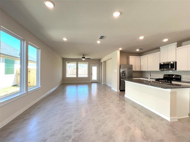 Building Photo - 7238 Clearwater Cv Dr