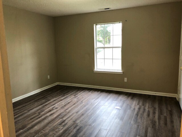 Building Photo - 415 N Cave St