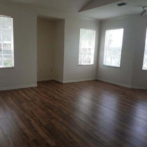 Foto del edificio - 360 SE Rogers Ct