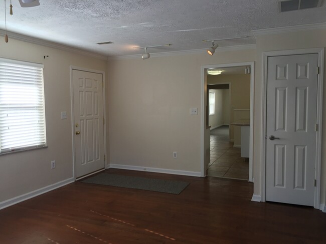 Building Photo - Wonderful 3 Bedroom 3 Bathroom Stone Ranch...