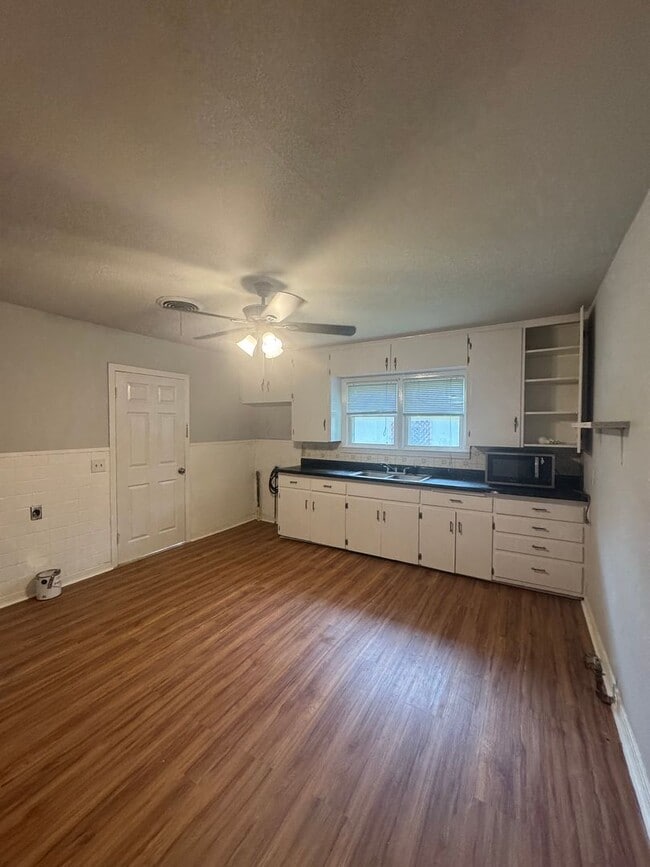 Building Photo - Located Avondale!!! 2/1 CH/A