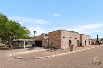 Building Photo - 2216 Robyn Ln
