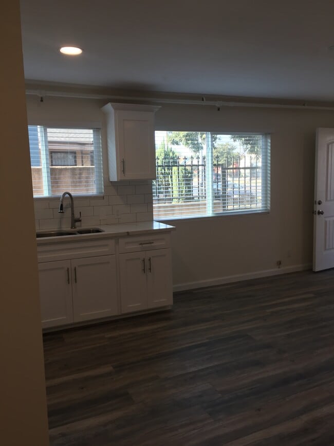 Building Photo - 516 W Century Blvd