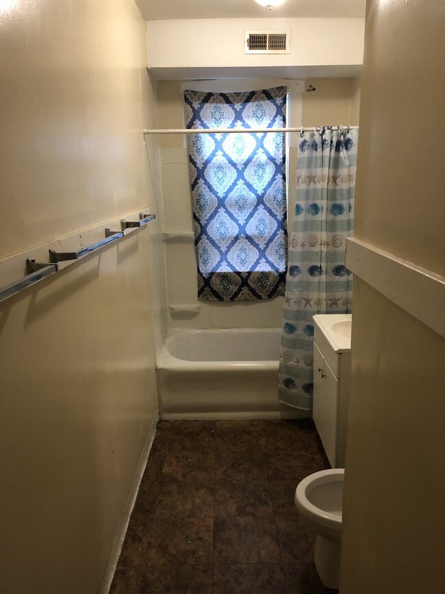 Baño actualmente en reforma - 5301 W Jackson Blvd