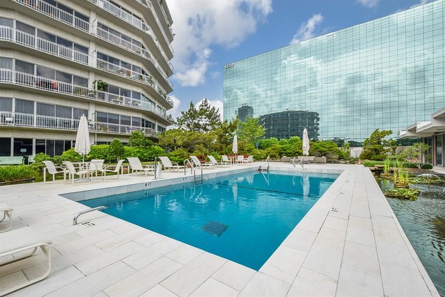 Foto del edificio - 5050 Woodway Dr