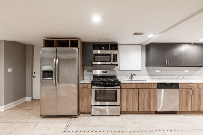 Building Photo - 1122 W 19th St