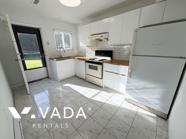 Building Photo - 10980 Swinton Crescent