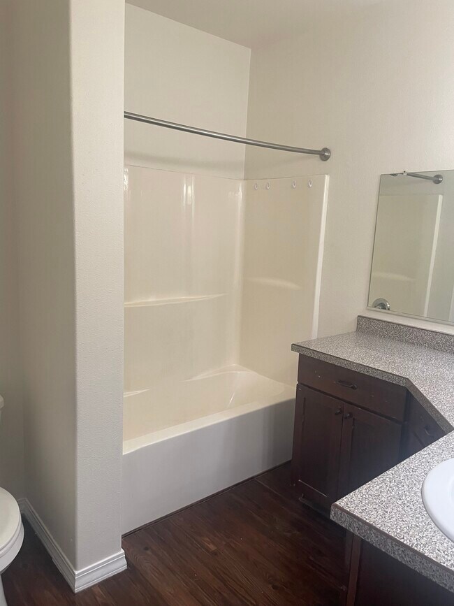 BAÑO PRINCIPAL - 1629 4th Ave W