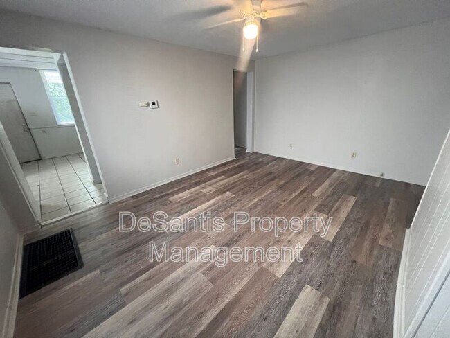 Foto del edificio - 207 Railroad Ave