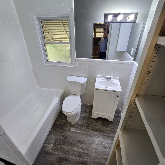 Foto del edificio - Great Craftsman style home with large private yard that's partially fenced.