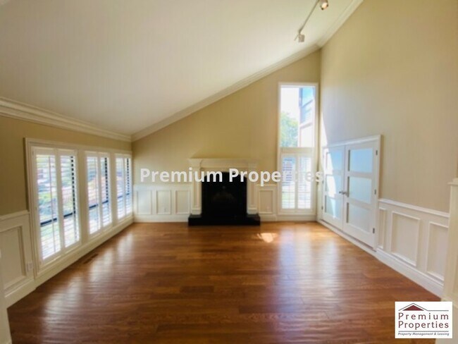 Foto del edificio - 732 Graham Ct