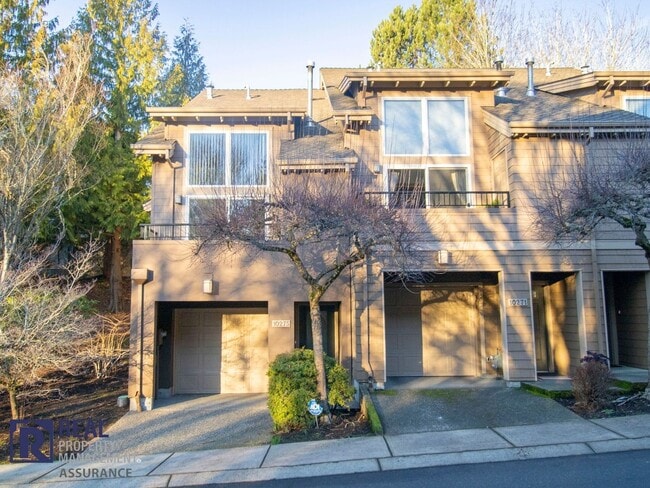 Building Photo - Charming 3BR/2BA End Unit Townhome-Now Available!!