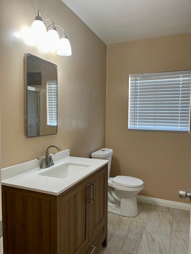 Foto del edificio - 8246 Beeman Ave