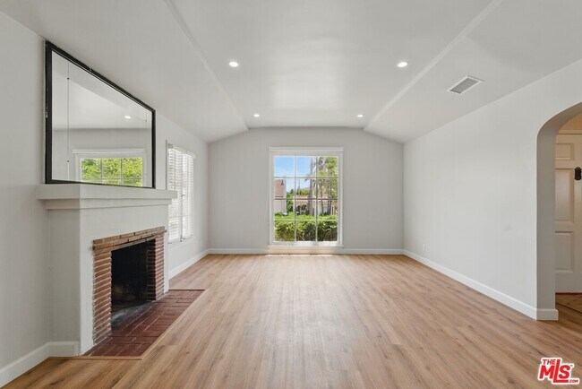 Foto del edificio - 1349 S Curson Ave
