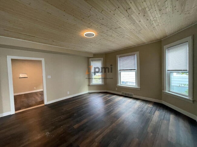 Building Photo - 1204 Manhattan St