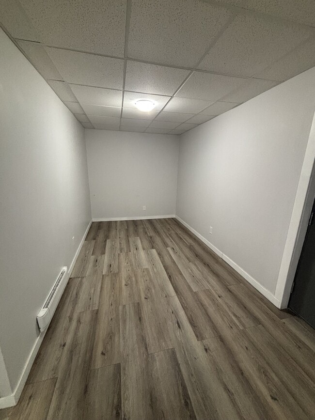 Building Photo - 570 Ellice Ave