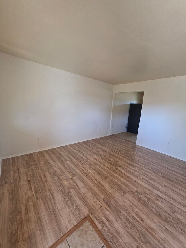 Building Photo - Spacious Large 2BR 1BA Condominium w/ Pool & Spa Access • Freshly painted in Tucson