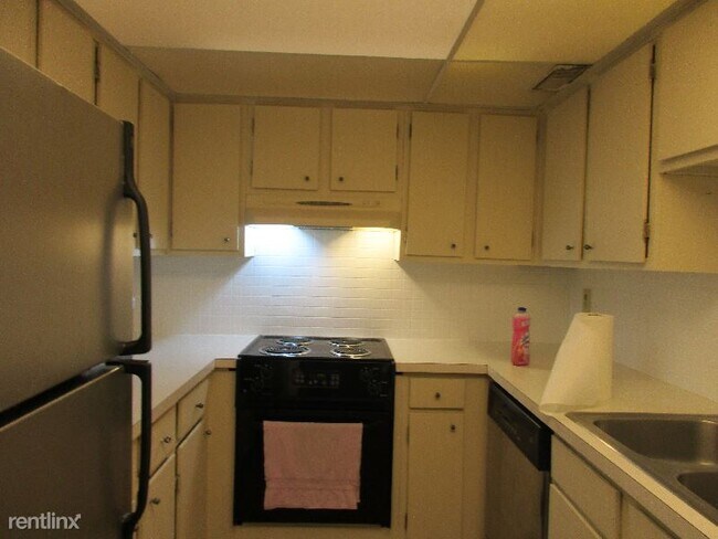 Foto del edificio - 3600 Reed Rd