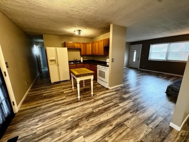 Building Photo - 219 Kansas Dr