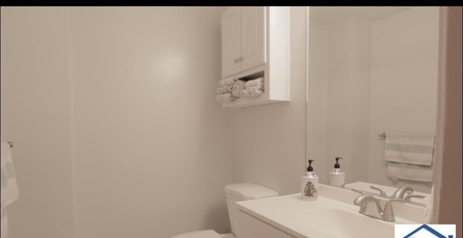 Building Photo - 30 Gaslight Ln