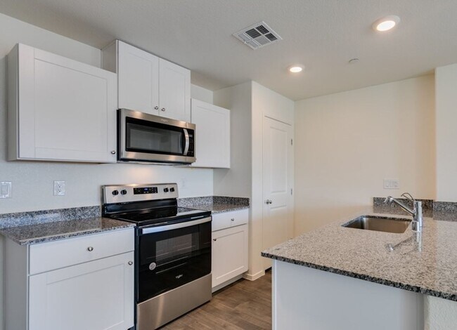 Foto del edificio - New townhome with attached 2 car garage.