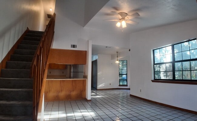 Foto del edificio - Freshly Remodeled 3 BR 2 BA Townhome Located Minutes From Doak Campbell Stadium!