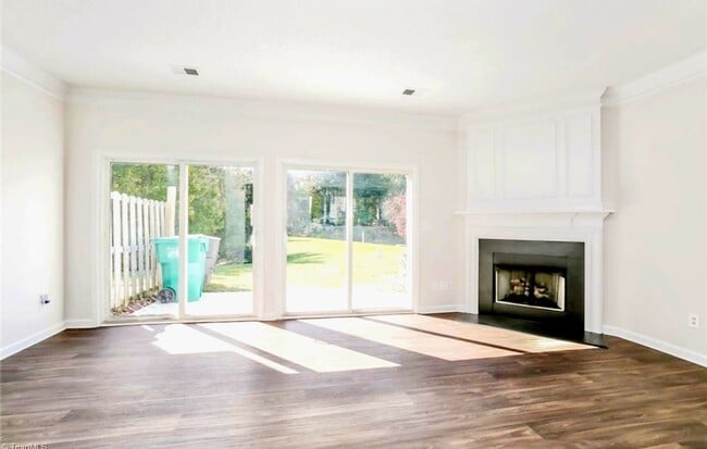 Building Photo - Charming 3BR Townhome in Jamestown