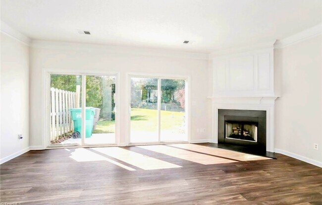 Foto del edificio - Charming 3BR Townhome in Jamestown