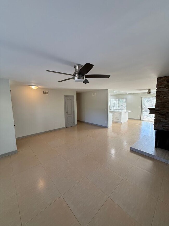 Foto del edificio - 3 Bedroom 2 Bathroom Granada Hills Home (Main House) Great Location!