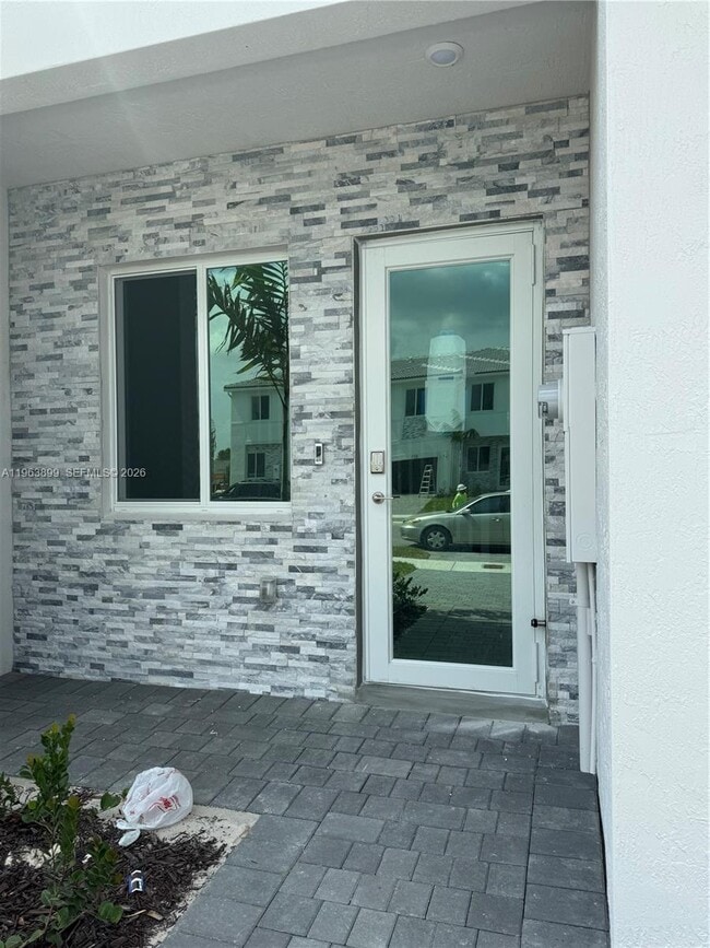 Building Photo - 738 SE 13th Ct