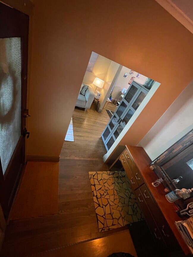 Entryway - 1421 W Granville Ave