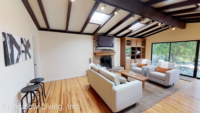 Foto del edificio - 1 br, 1 bath Room For Rent - 562 Military Way