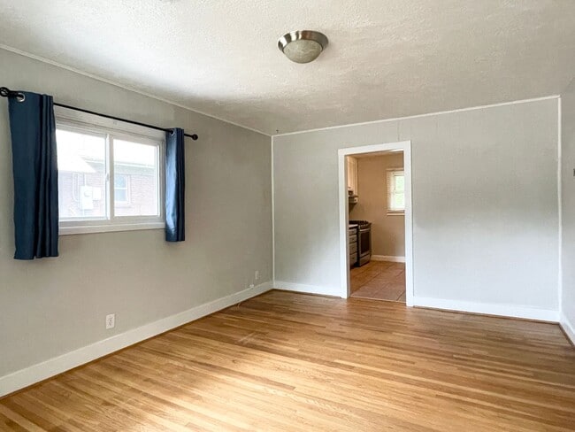 Building Photo - Darling Updated Cottage Near Liberty Park!