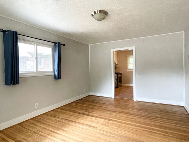 Foto del edificio - Darling Updated Cottage Near Liberty Park!