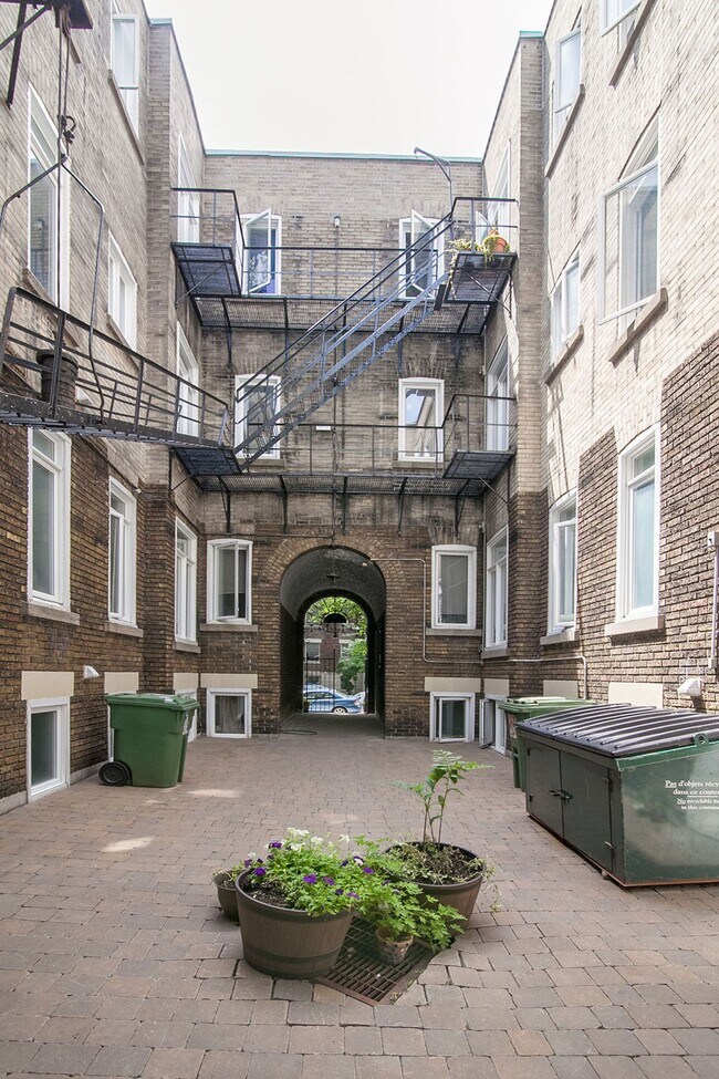 2045 LambertClosse, Montréal, QC H3H 1Z7 Apartments 2045 Lambert