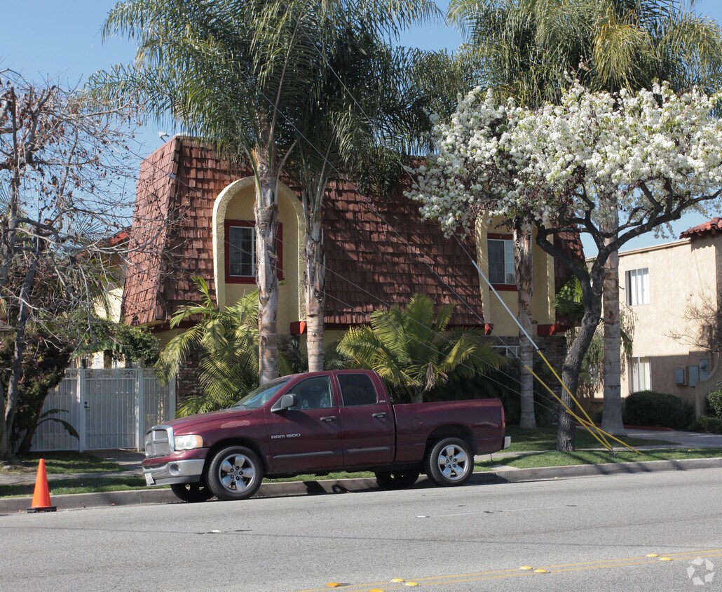 Building Photo - 16119 Woodruff Ave