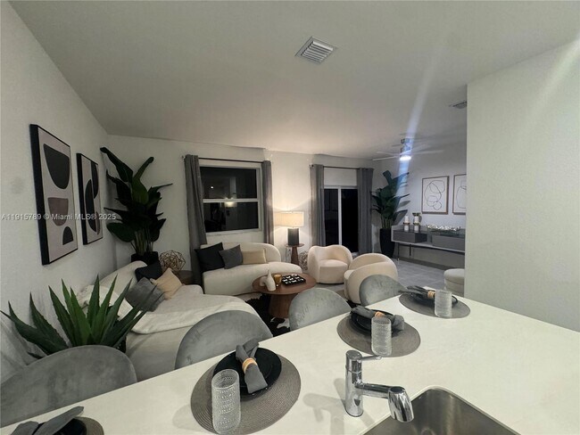 Foto del edificio - 2738 SE 24th Terrace