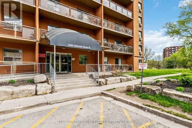 Photo du bâtiment - 1580 Adelaide St N